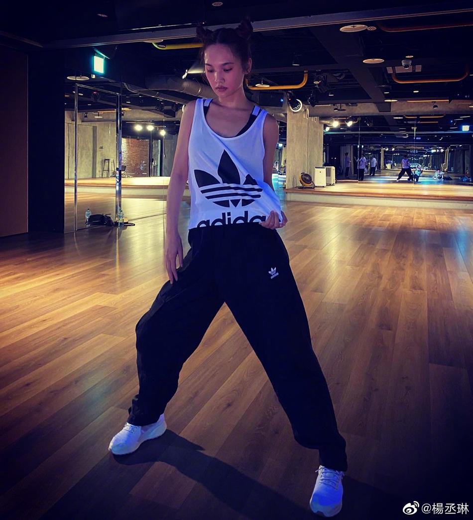 杨丞琳扎哪吒头元气减龄 摄影师忍不住用娃娃音跟她对话