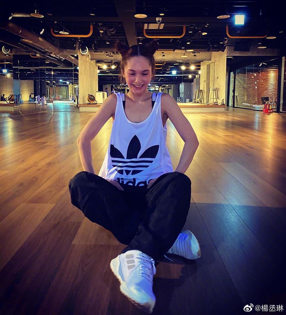 杨丞琳扎哪吒头元气减龄 摄影师忍不住用娃娃音跟她对话