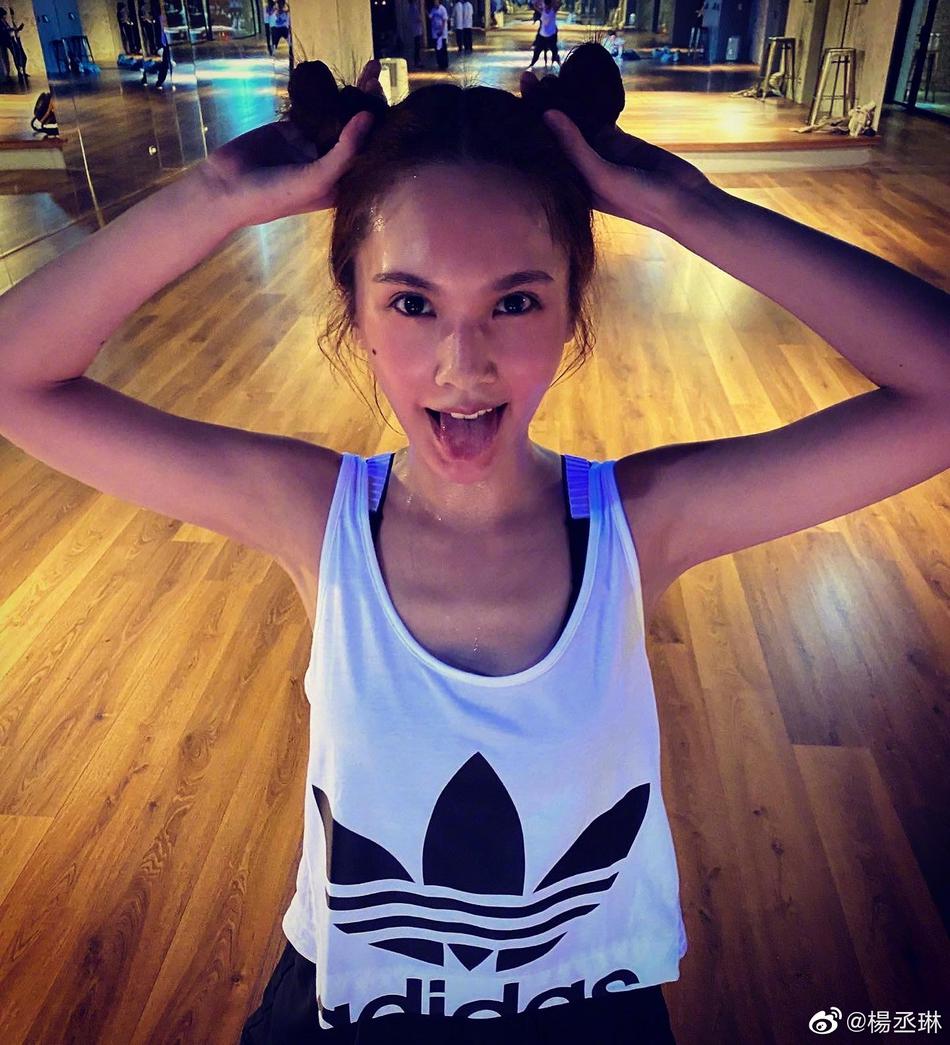 杨丞琳扎哪吒头元气减龄 摄影师忍不住用娃娃音跟她对话