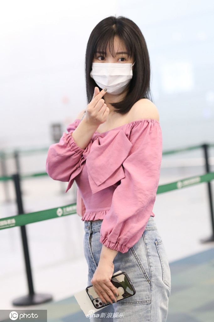 柳岩穿粉色露肩装秀锁骨 媚眼依旧少女感十足