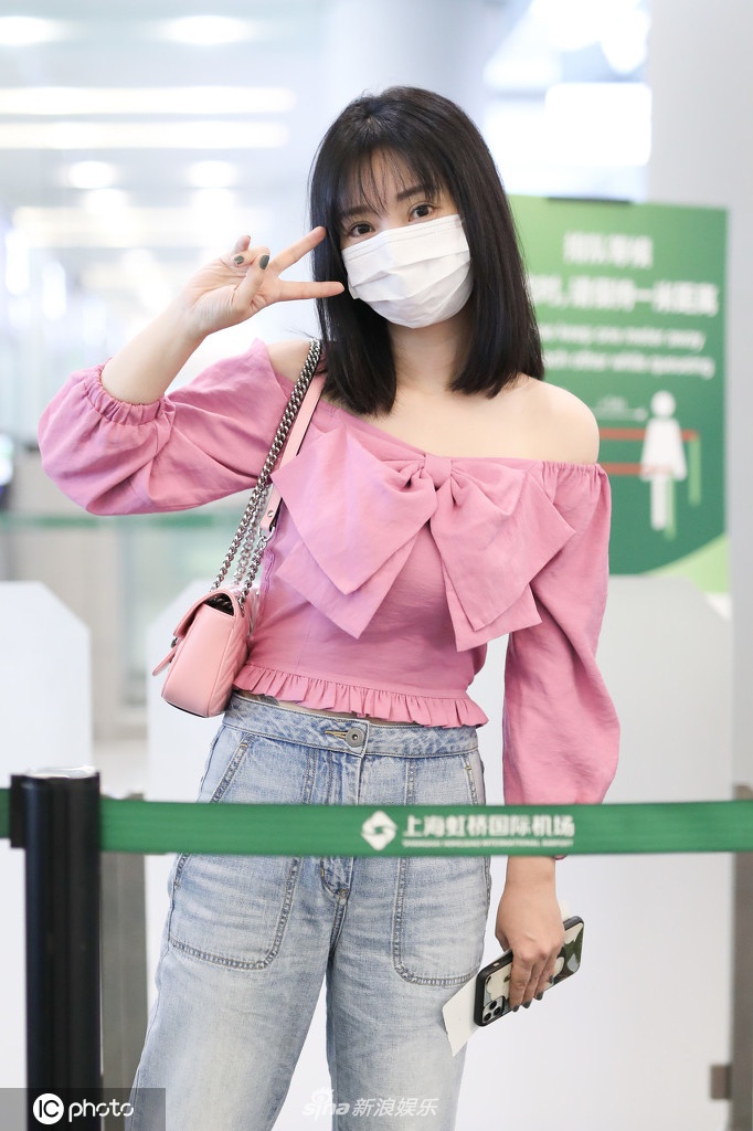 柳岩穿粉色露肩装秀锁骨 媚眼依旧少女感十足
