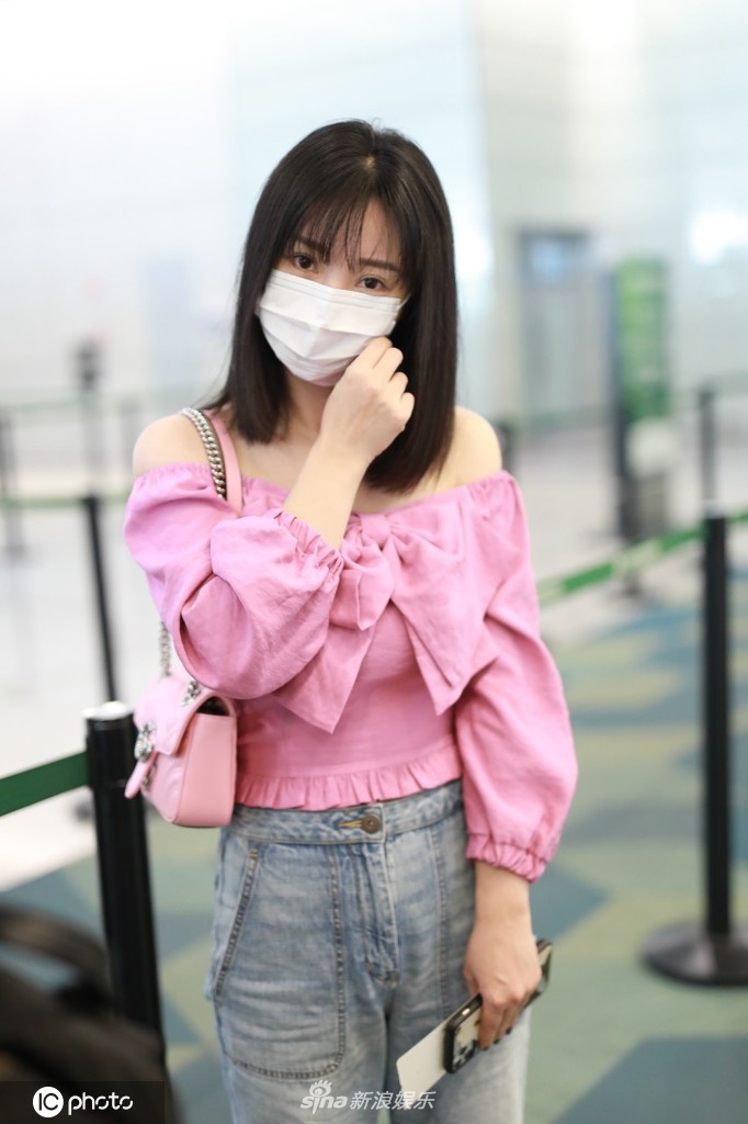 柳岩穿粉色露肩装秀锁骨 媚眼依旧少女感十足