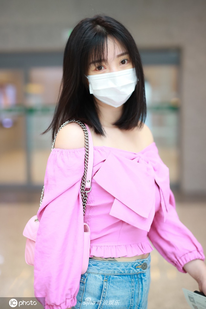 柳岩穿粉色露肩装秀锁骨 媚眼依旧少女感十足