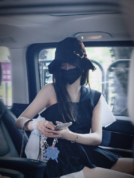 吴宣仪穿不对称伞摆上衣又甜又酷 踩高筒靴秀嫩白美腿