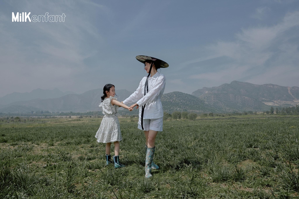 黄奕首携女儿出镜脸贴脸超温馨 7岁黄芊玲像爸爸