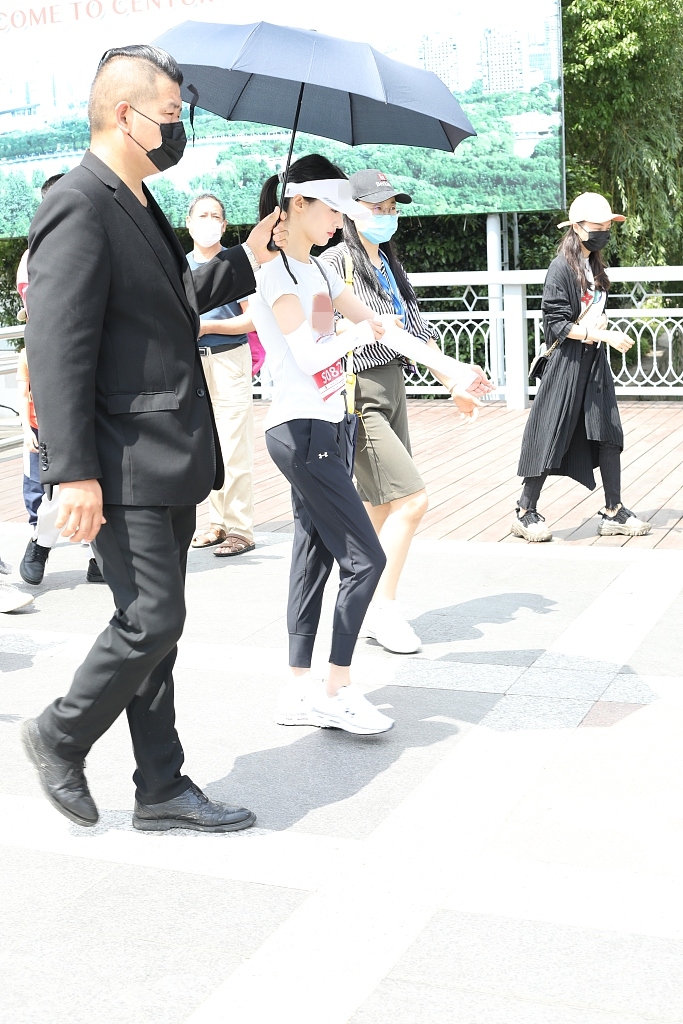 郑爽获专人撑伞注重防晒。