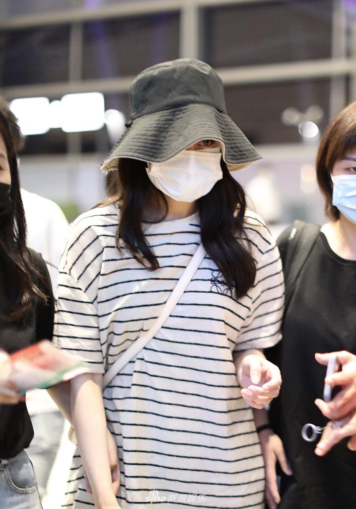 热巴被男粉求婚后亮相机场 穿“家居服”表情懵懵清纯可爱