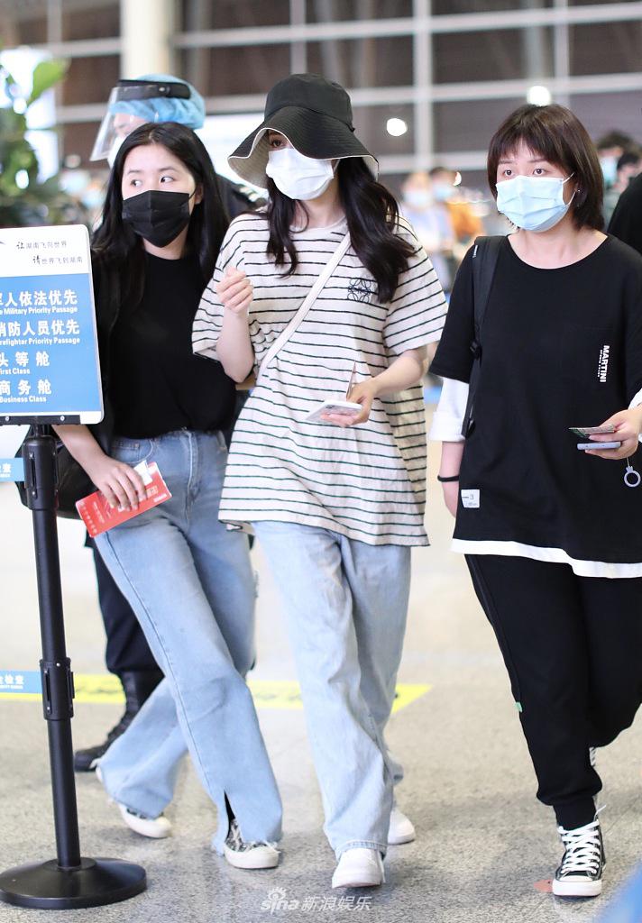 热巴被男粉求婚后亮相机场 穿“家居服”表情懵懵清纯可爱