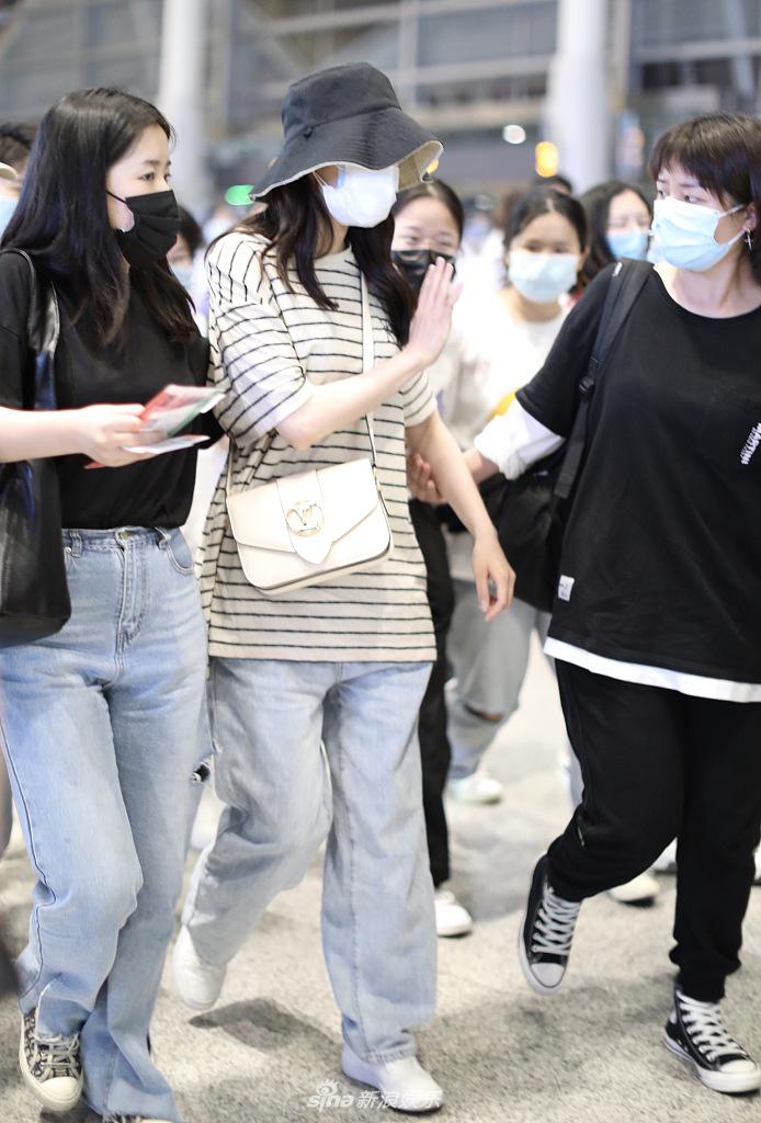 热巴被男粉求婚后亮相机场 穿“家居服”表情懵懵清纯可爱