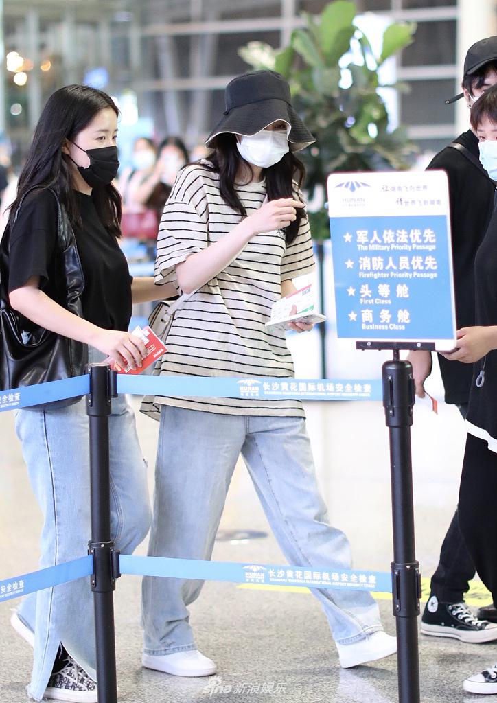 热巴被男粉求婚后亮相机场 穿“家居服”表情懵懵清纯可爱