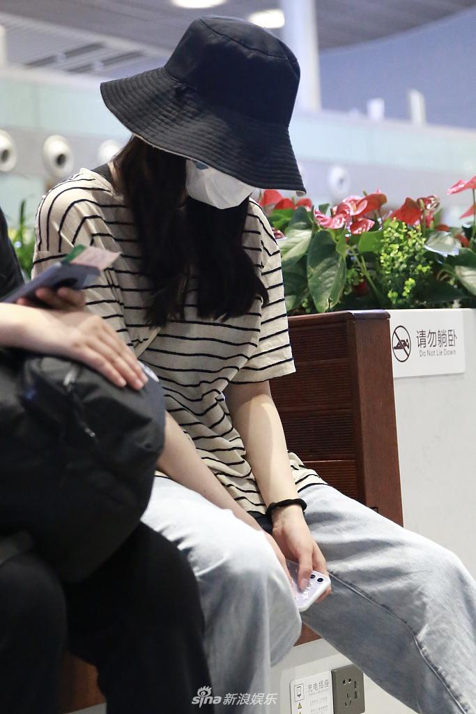 热巴被男粉求婚后亮相机场 穿“家居服”表情懵懵清纯可爱