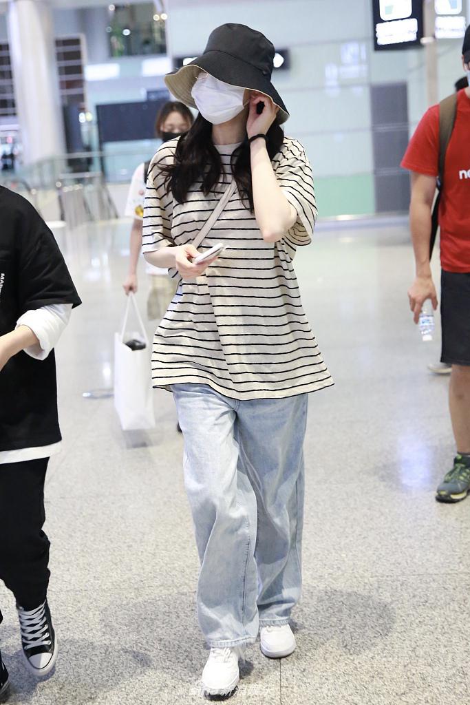 热巴被男粉求婚后亮相机场 穿“家居服”表情懵懵清纯可爱