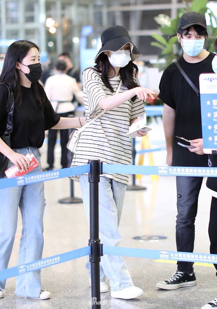 热巴被男粉求婚后亮相机场 穿“家居服”表情懵懵清纯可爱