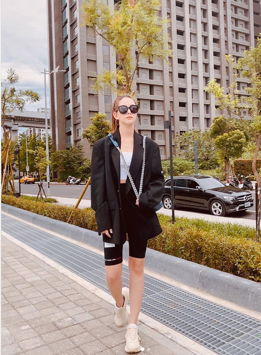 昆凌扎高马尾戴墨镜酷劲足 穿廓形西装搭健美裤秀长腿