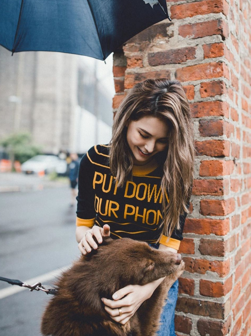 昆凌扎高马尾戴墨镜酷劲足 穿廓形西装搭健美裤秀长腿