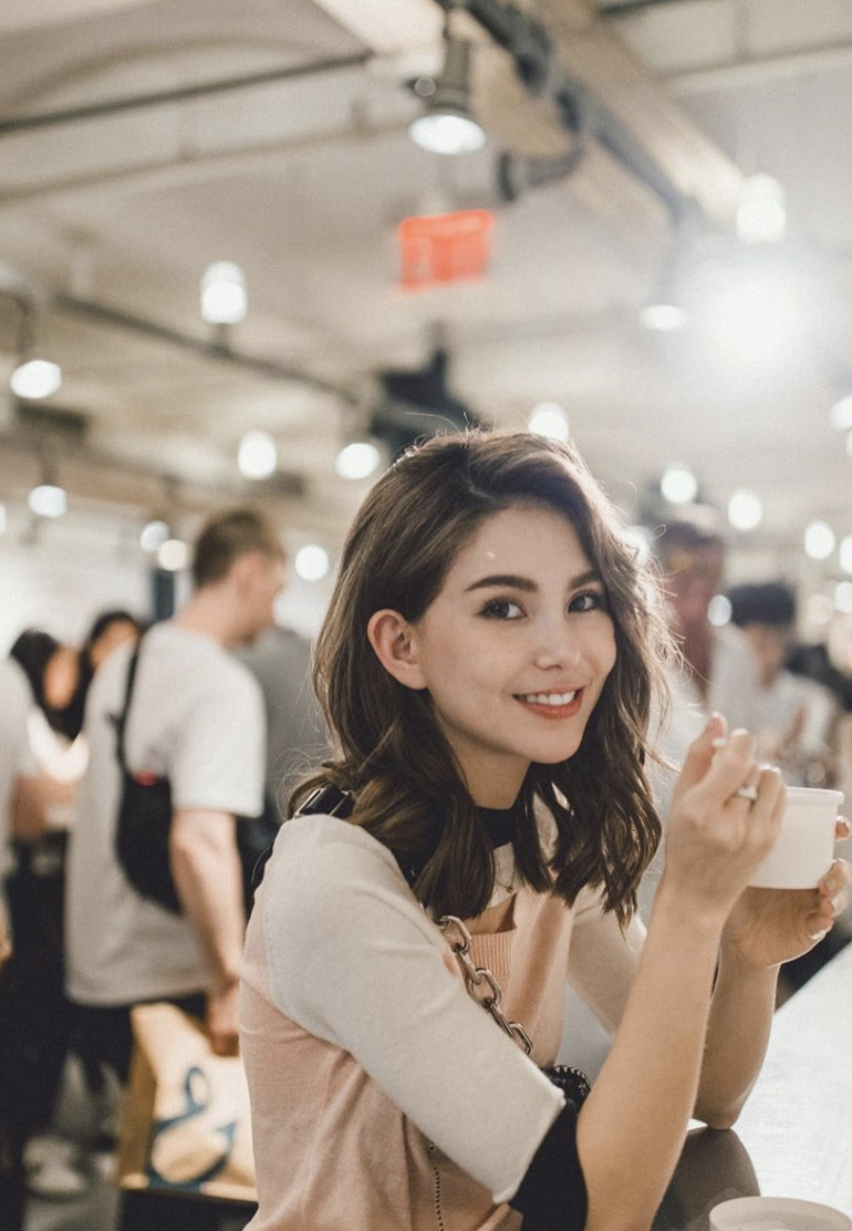 昆凌扎高马尾戴墨镜酷劲足 穿廓形西装搭健美裤秀长腿