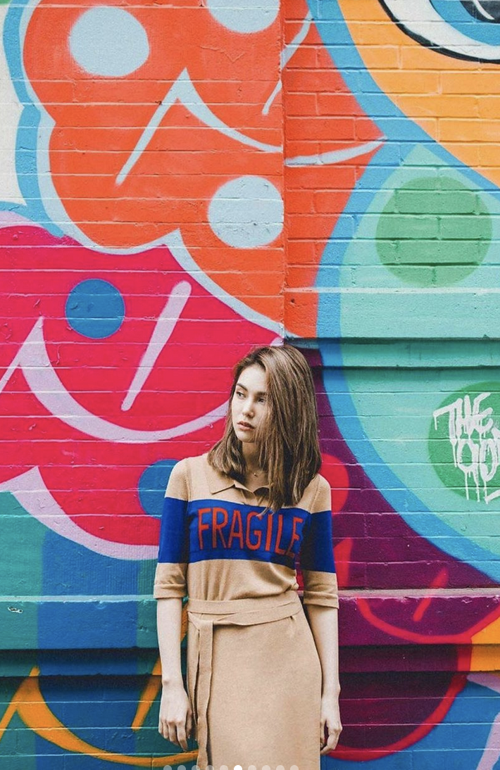 昆凌扎高马尾戴墨镜酷劲足 穿廓形西装搭健美裤秀长腿