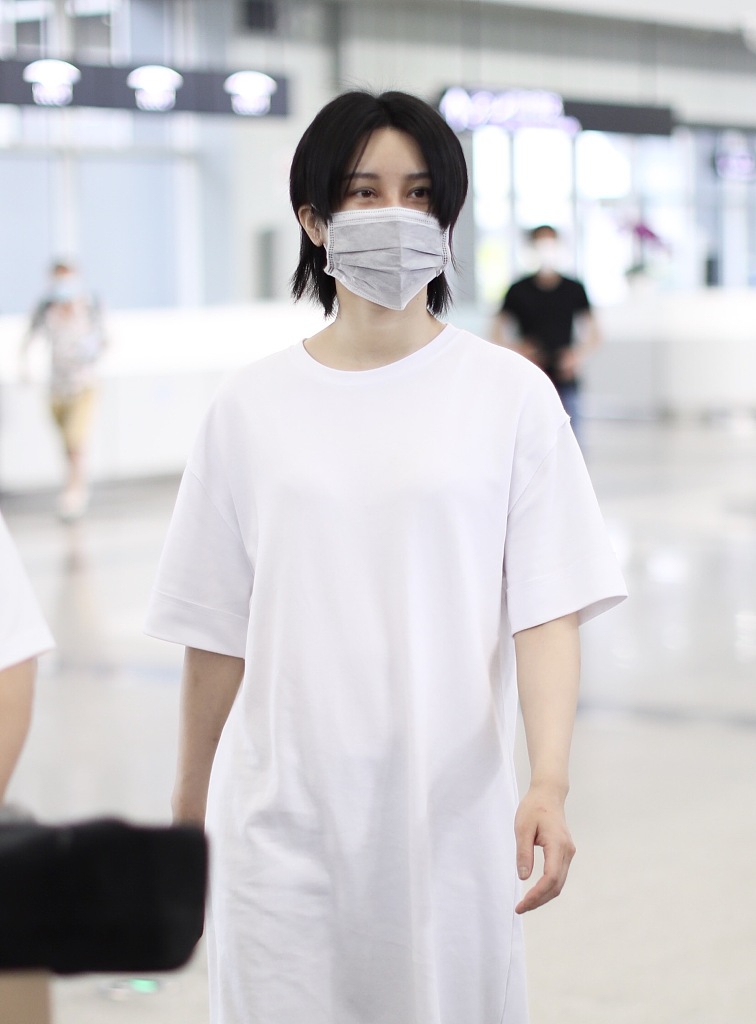 尚雯婕留中分发型慵懒随性 穿及膝长t搭黑裤文艺范足