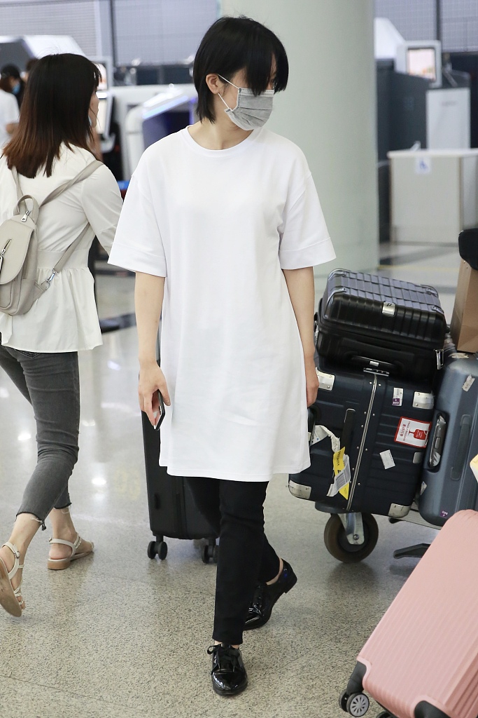 尚雯婕留中分发型慵懒随性 穿及膝长t搭黑裤文艺范足