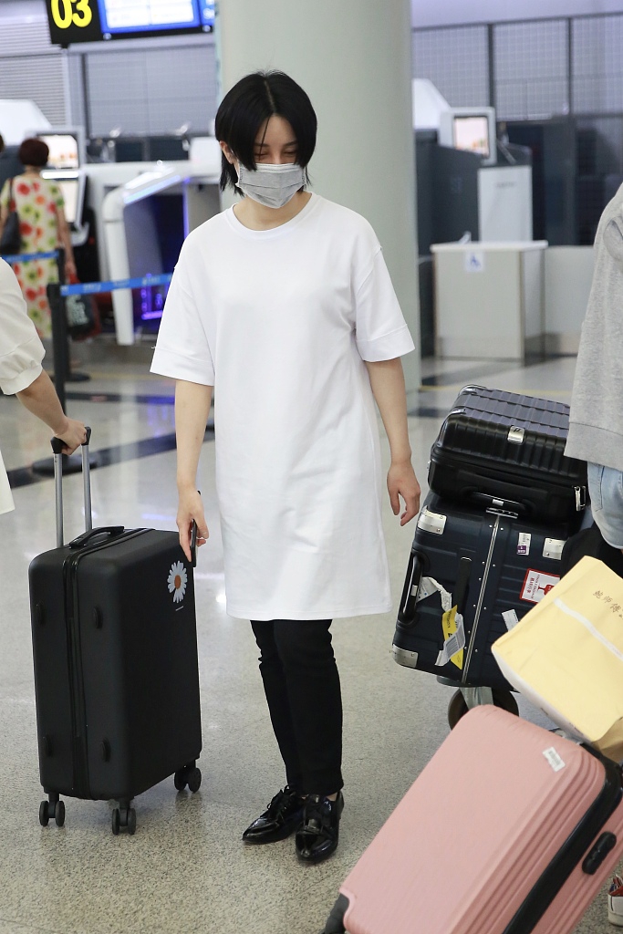 尚雯婕留中分发型慵懒随性 穿及膝长t搭黑裤文艺范足