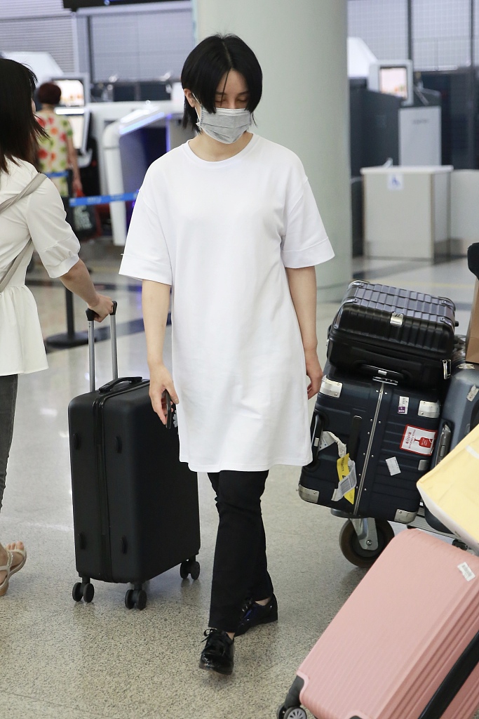 尚雯婕留中分发型慵懒随性 穿及膝长t搭黑裤文艺范足