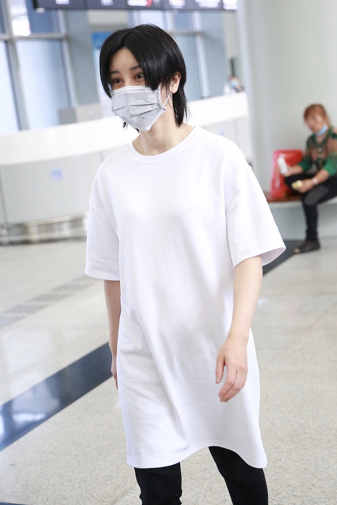 尚雯婕留中分发型慵懒随性 穿及膝长t搭黑裤文艺范足