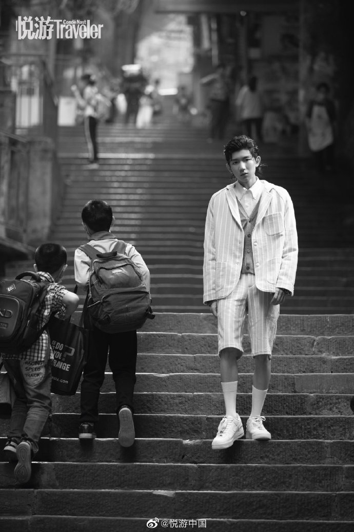 王源登封复古小辫造型五官俊朗 穿廓形西装潮酷有型