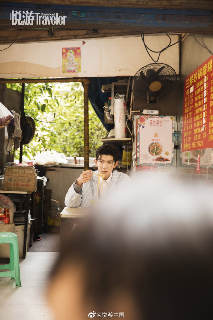王源登封复古小辫造型五官俊朗 穿廓形西装潮酷有型