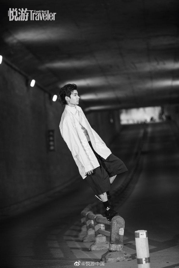 王源登封复古小辫造型五官俊朗 穿廓形西装潮酷有型