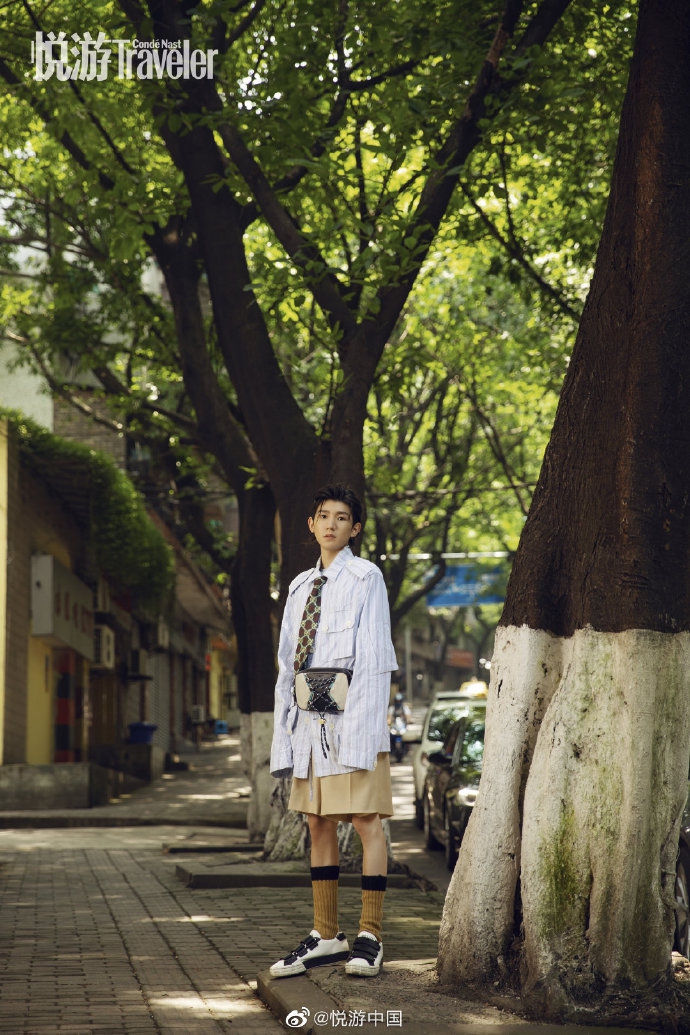 王源登封复古小辫造型五官俊朗 穿廓形西装潮酷有型