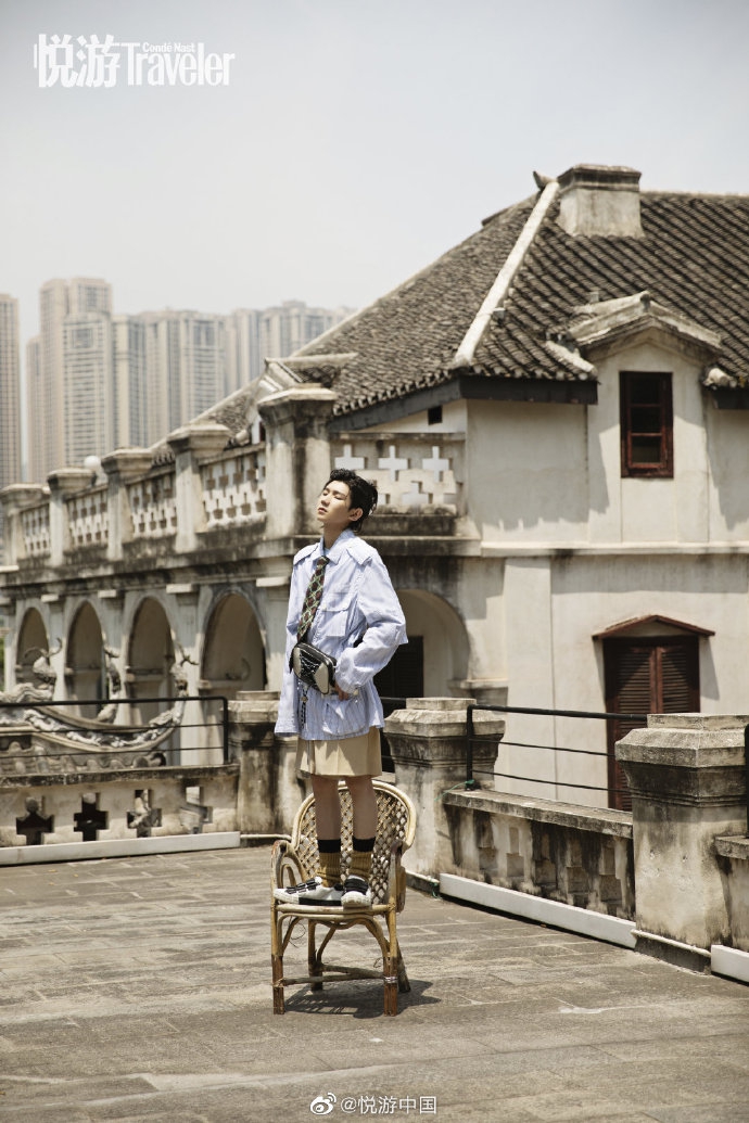 王源登封复古小辫造型五官俊朗 穿廓形西装潮酷有型