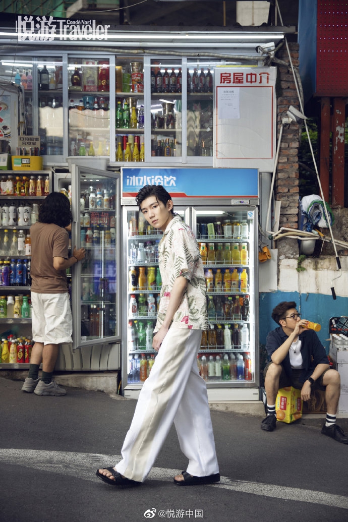 王源登封复古小辫造型五官俊朗 穿廓形西装潮酷有型