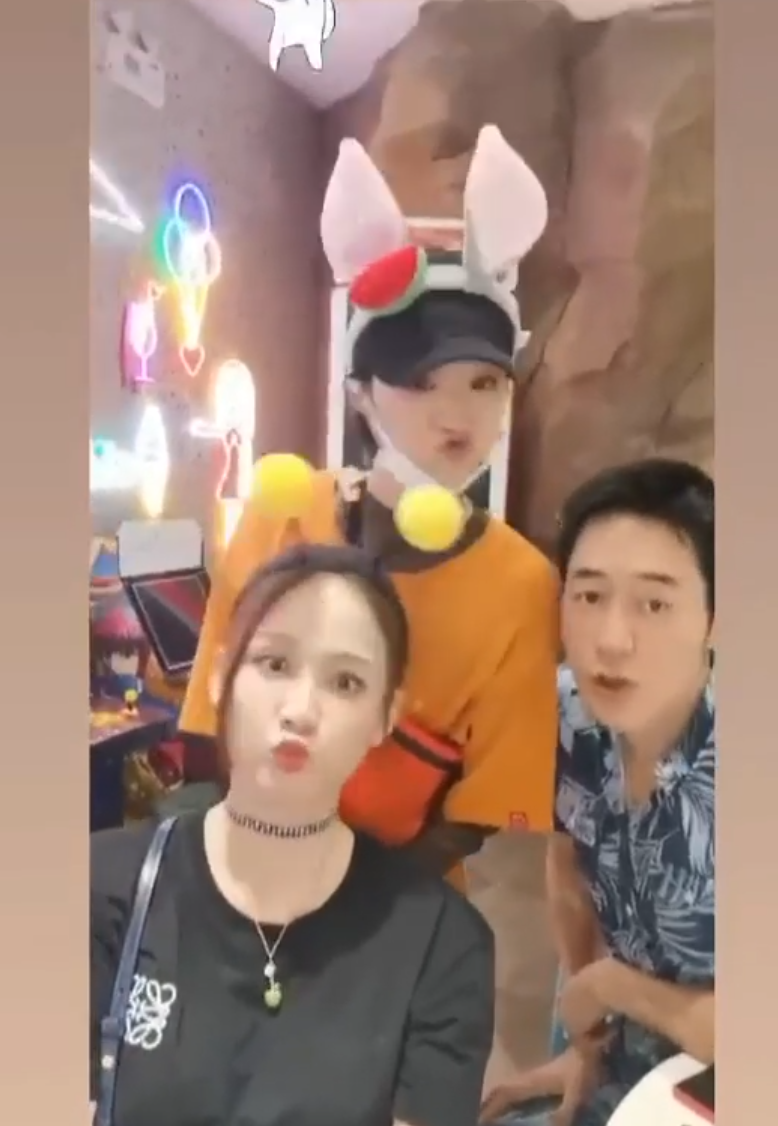 陈乔恩游乐园戴蜜蜂发箍童趣足 举冰激凌灿笑可爱俏皮