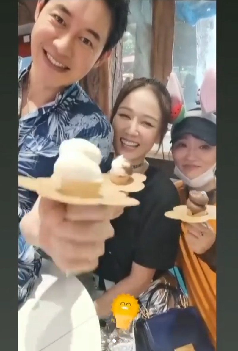 陈乔恩游乐园戴蜜蜂发箍童趣足 举冰激凌灿笑可爱俏皮