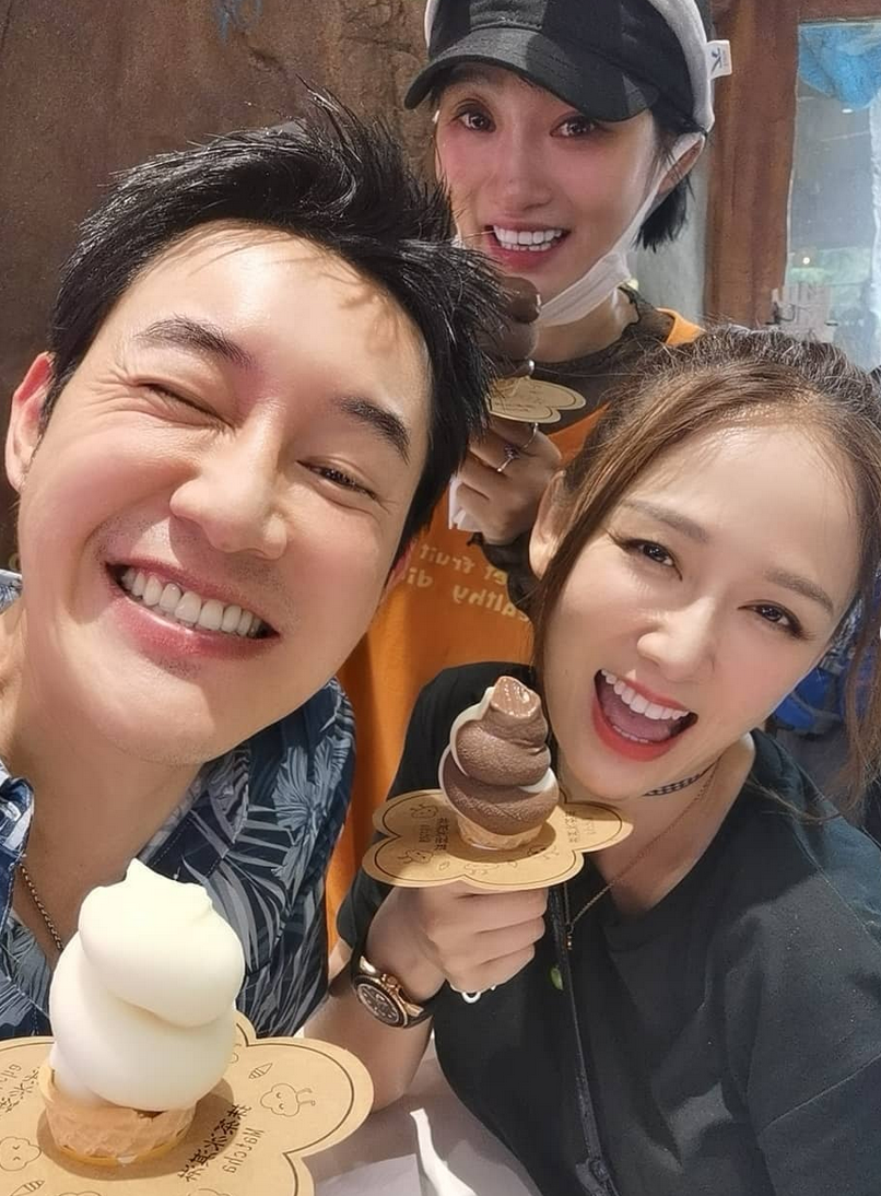 陈乔恩游乐园戴蜜蜂发箍童趣足 举冰激凌灿笑可爱俏皮