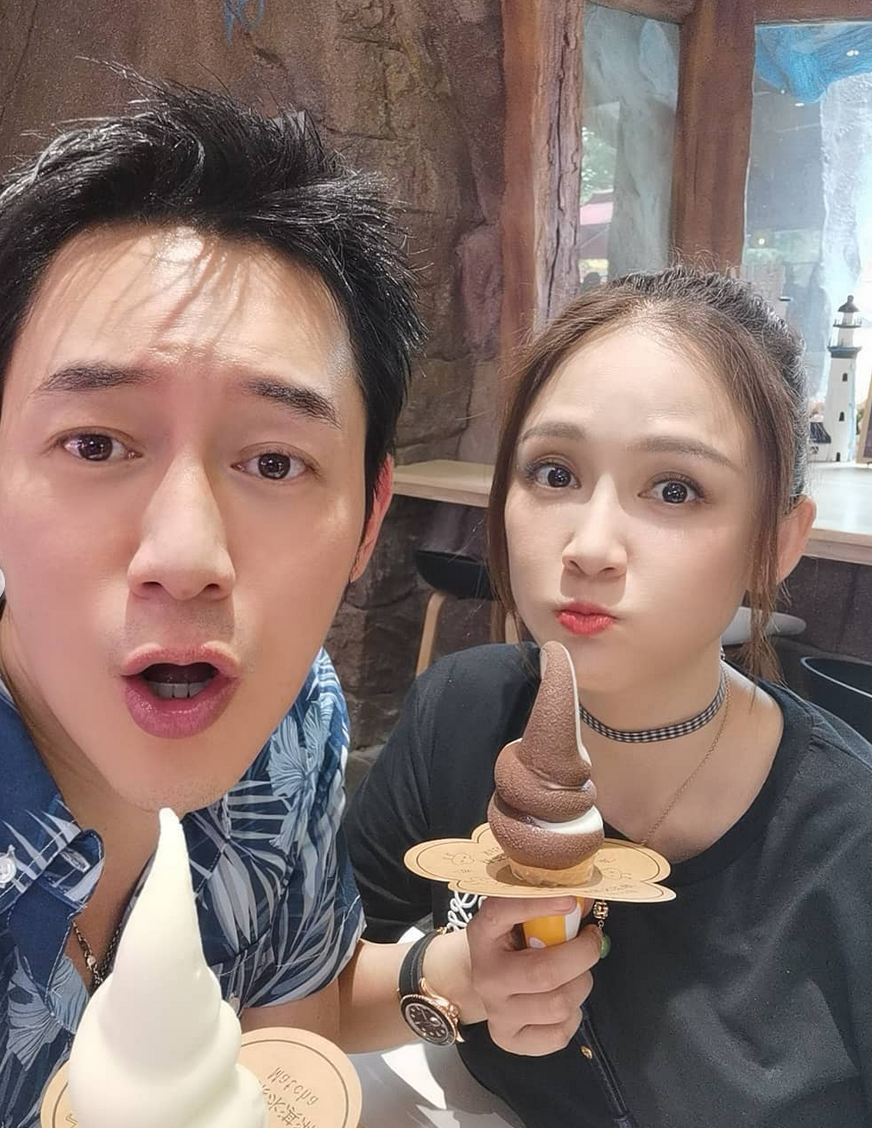 陈乔恩游乐园戴蜜蜂发箍童趣足 举冰激凌灿笑可爱俏皮