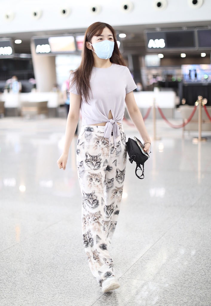 张含韵穿短上衣搭猫咪印花裤 大方秀蛮腰活力十足