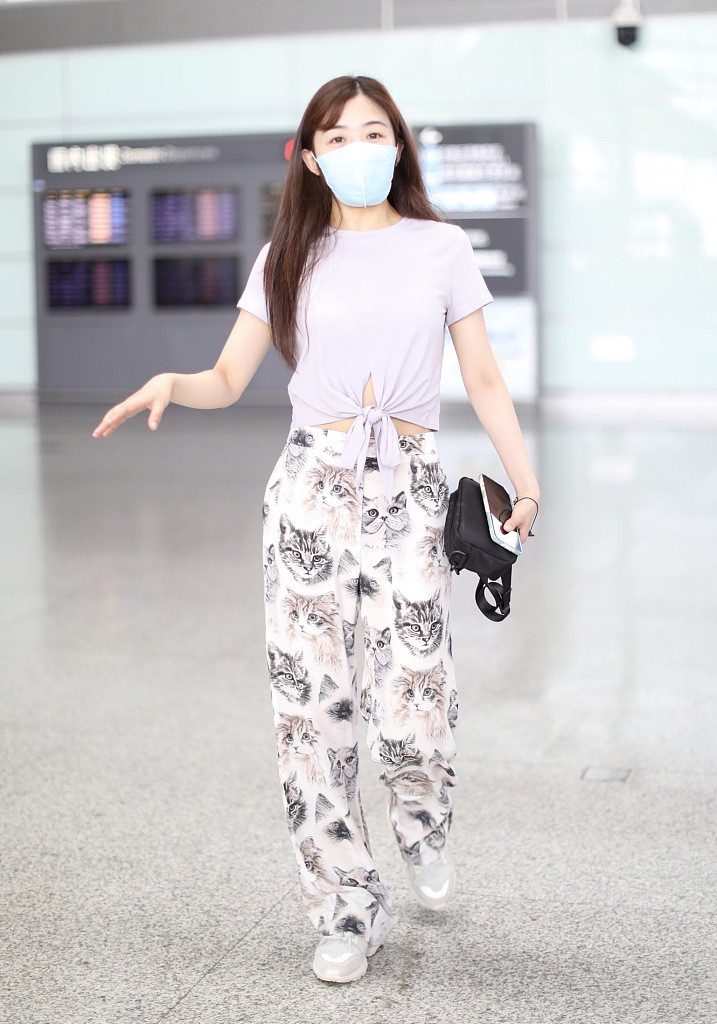 张含韵穿短上衣搭猫咪印花裤 大方秀蛮腰活力十足
