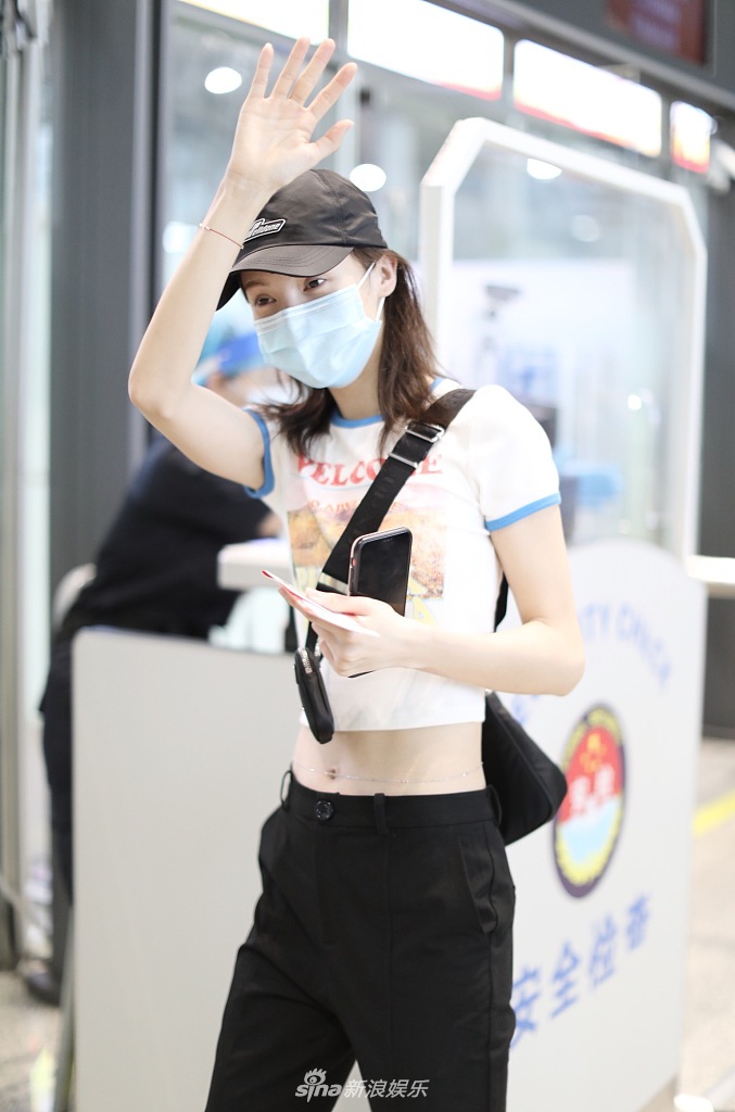 金晨大清早搭机戴腰链秀纤腰 一路笑脸盈盈心情好