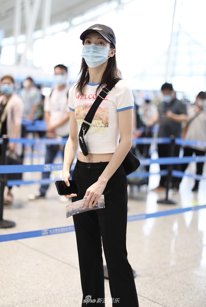 金晨大清早搭机戴腰链秀纤腰 一路笑脸盈盈心情好