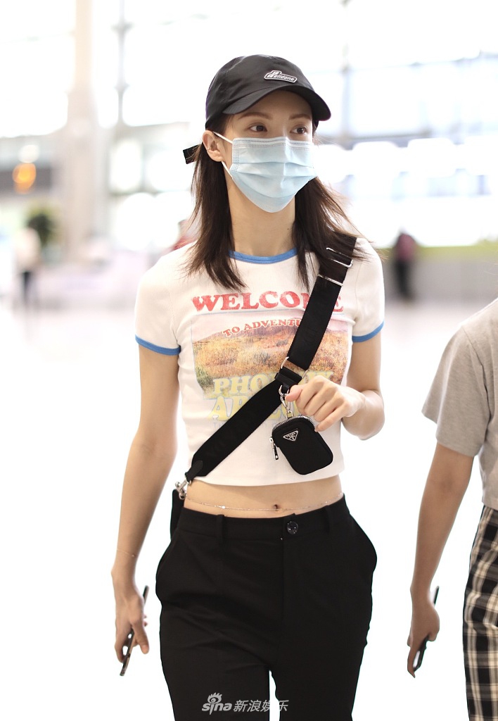 金晨大清早搭机戴腰链秀纤腰 一路笑脸盈盈心情好