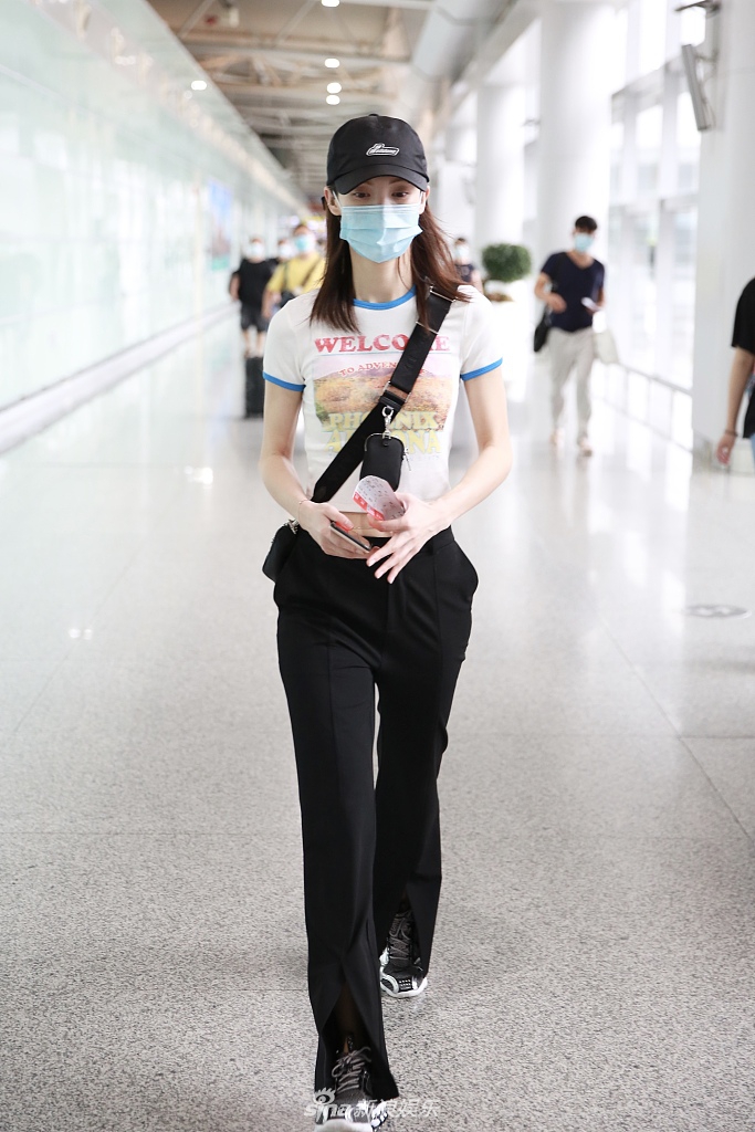 金晨大清早搭机戴腰链秀纤腰 一路笑脸盈盈心情好