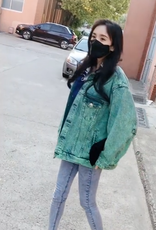 杨幂片场蹲路边温柔逗猫 打招呼遭无视表情超委屈