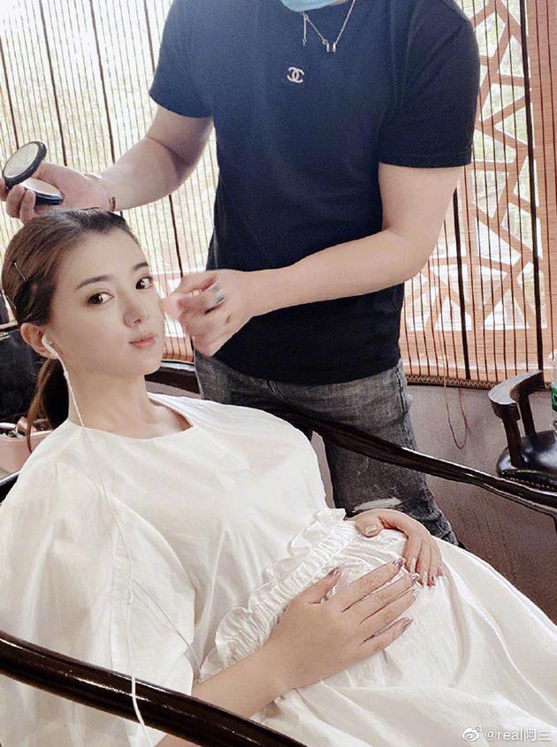 歌手阿兰分享近照 小腹隆起明显疑似怀孕