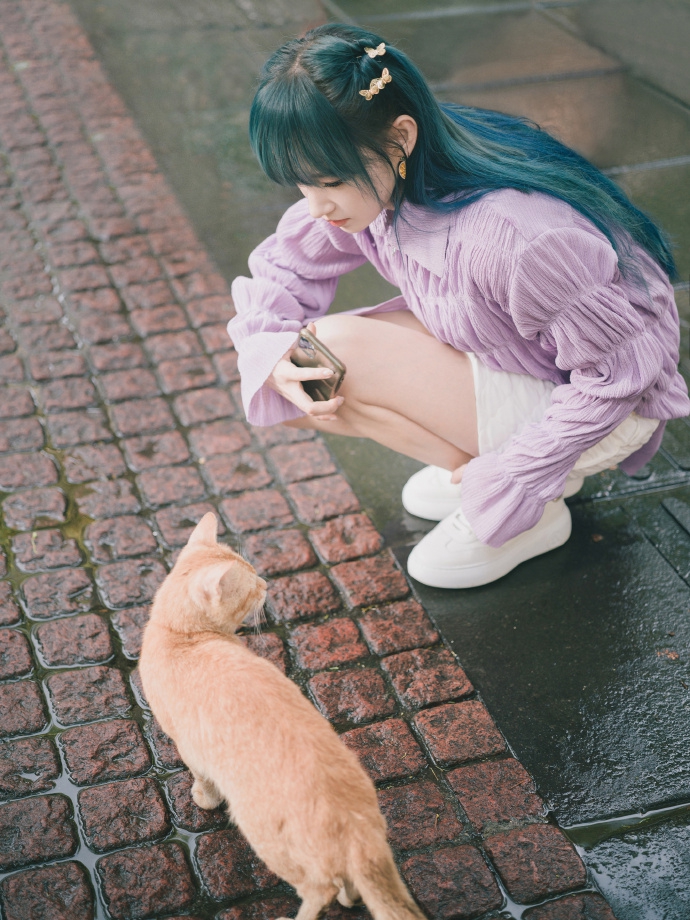 程潇一头蓝发似从漫画中走出 蹲地上看猫恬静美好