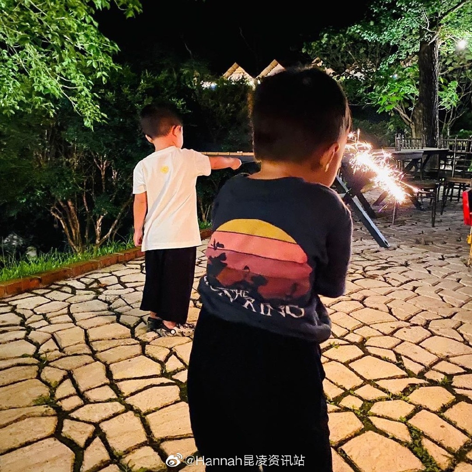 周杰伦昆凌为罗密欧庆生办野营趴 一家四口围坐草坪幸福温馨