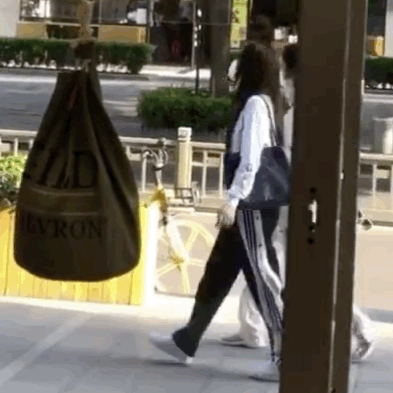 大虞海棠营业了！虞书欣赵小棠手牵手逛街被偶遇