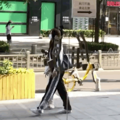 大虞海棠营业了！虞书欣赵小棠手牵手逛街被偶遇