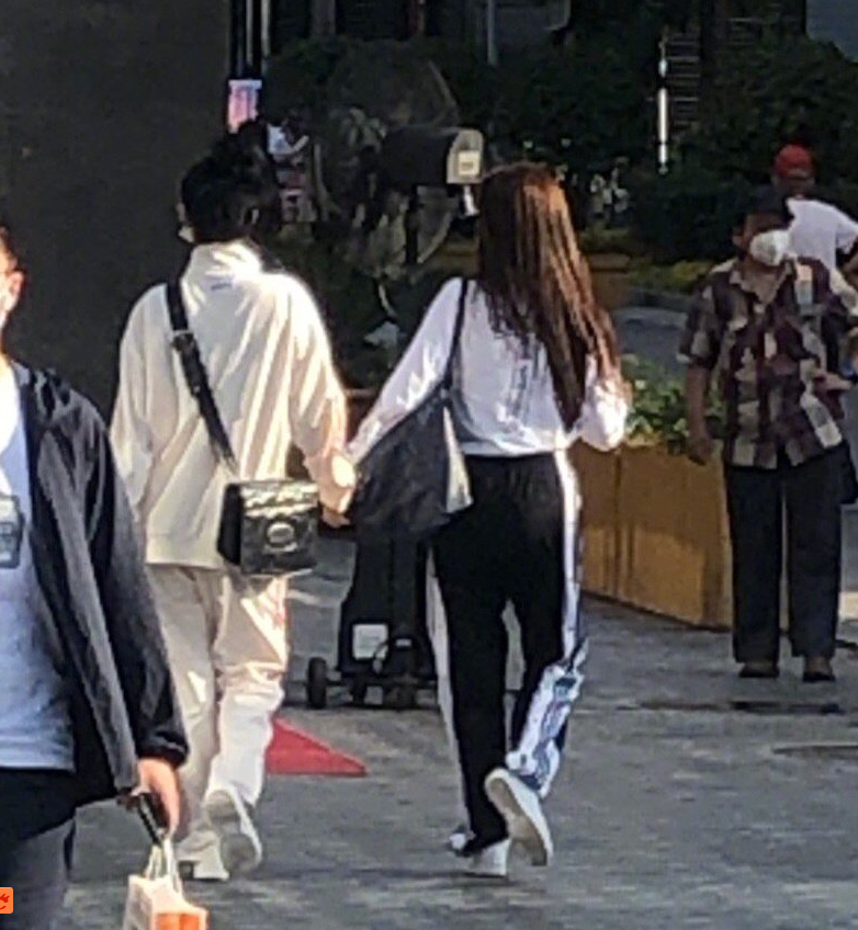 大虞海棠营业了！虞书欣赵小棠手牵手逛街被偶遇