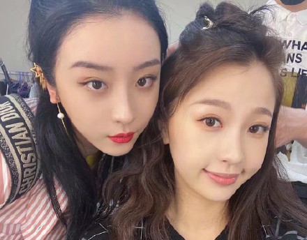 大虞海棠营业了！虞书欣赵小棠手牵手逛街被偶遇